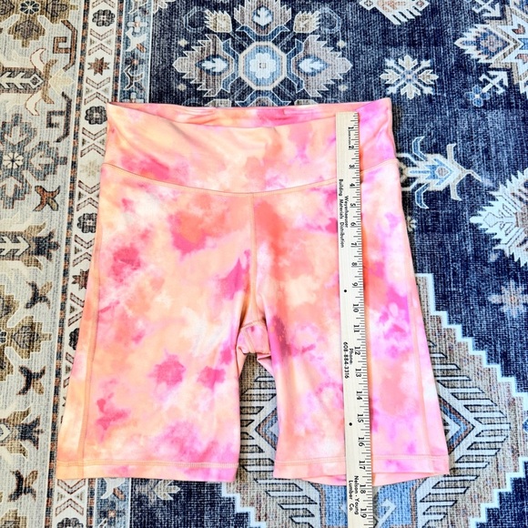 GapFit Women’s Pink Tie-Dye High Rise Biker Shorts Size Medium - Picture 6 of 8